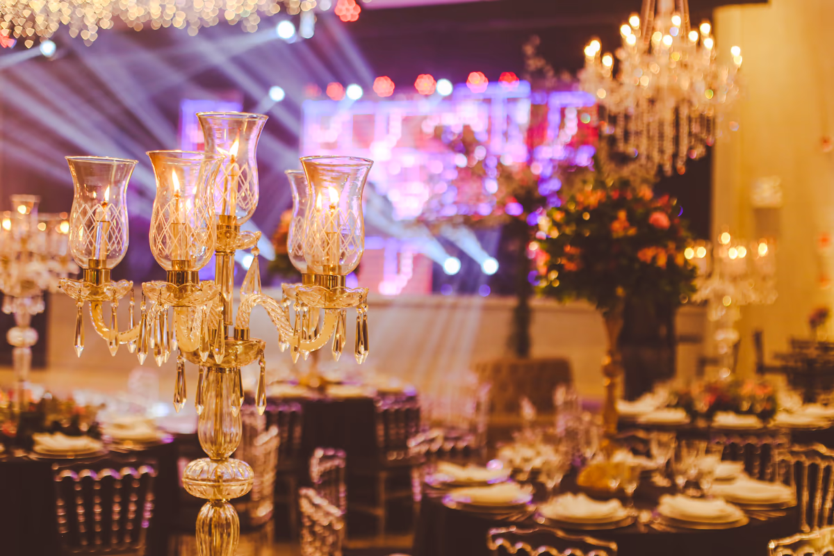 Stijlvolle restaurantzaal met kroonluchters voor live dinnershow