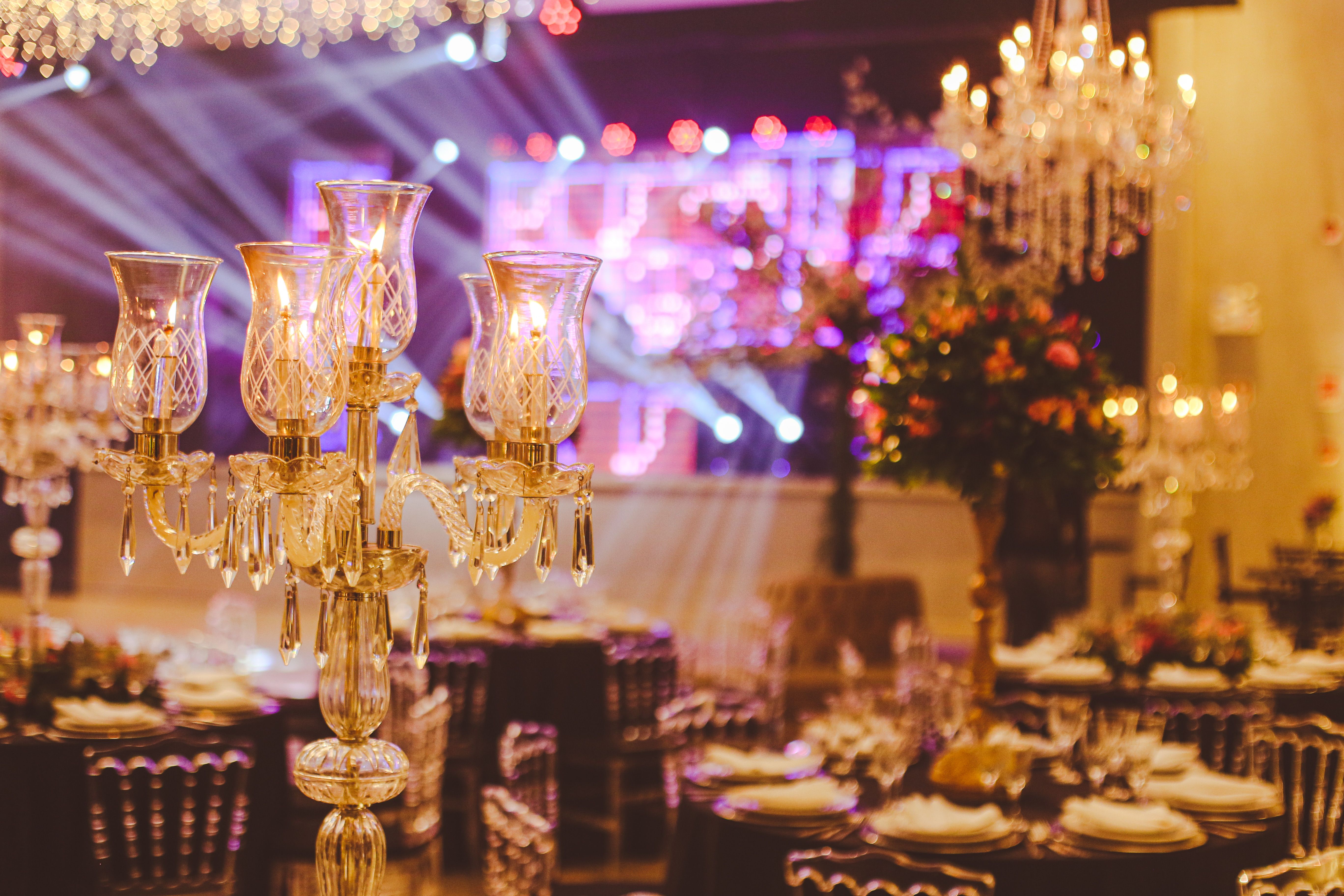 Stijlvolle restaurantzaal met kroonluchters voor live dinnershow