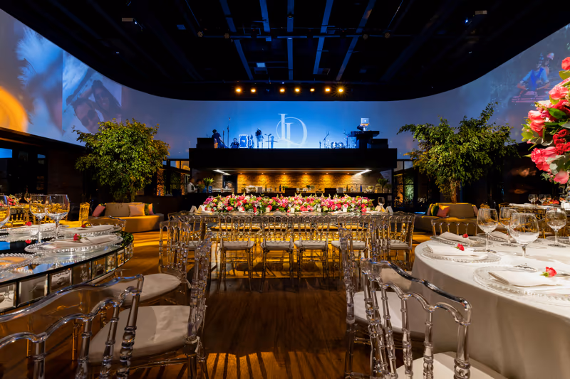 Sfeervolle dinnershow zaal tijdens een bedrijfsfeest
