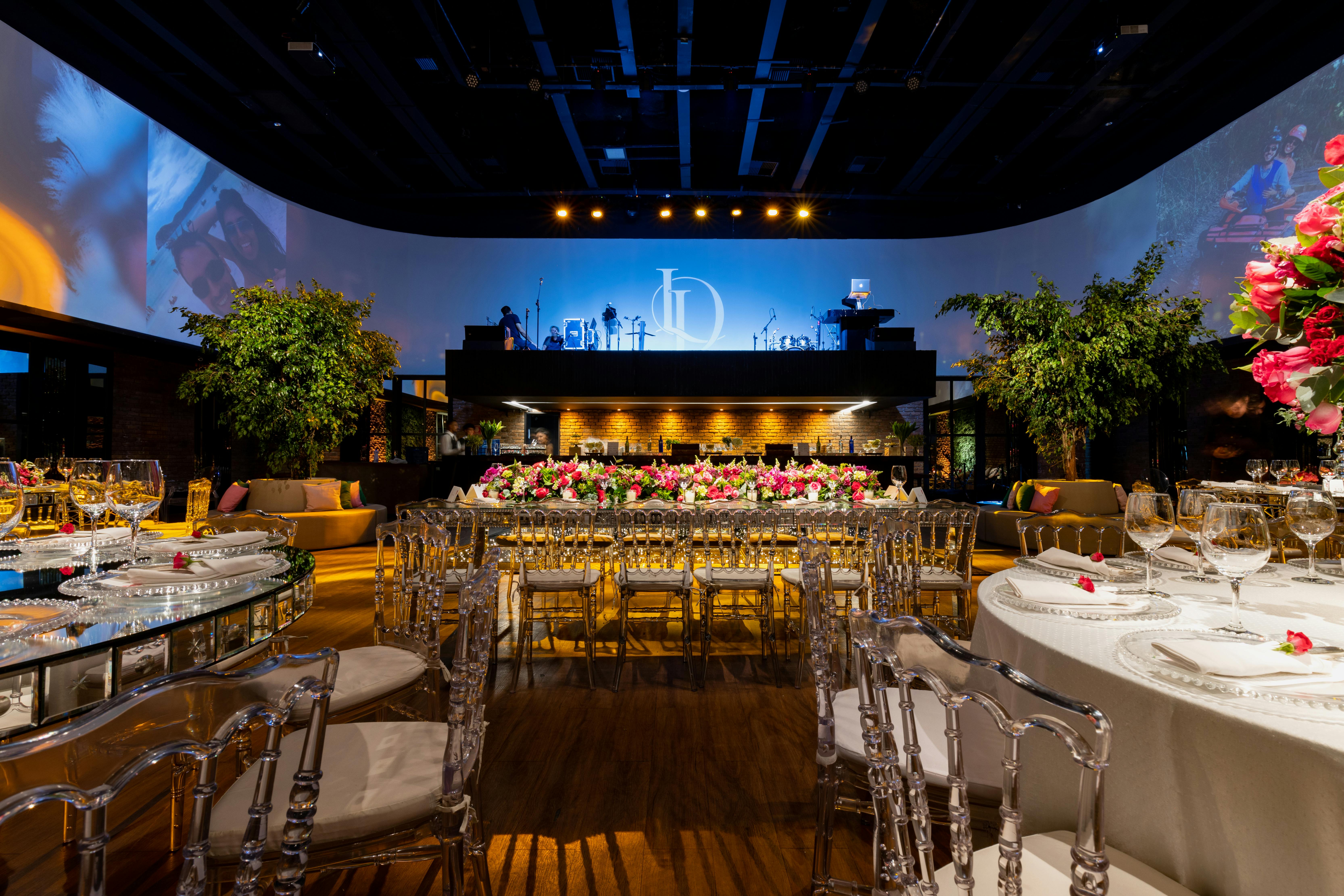 Gala locatie met podium en dineropstelling voor een dinnershow
