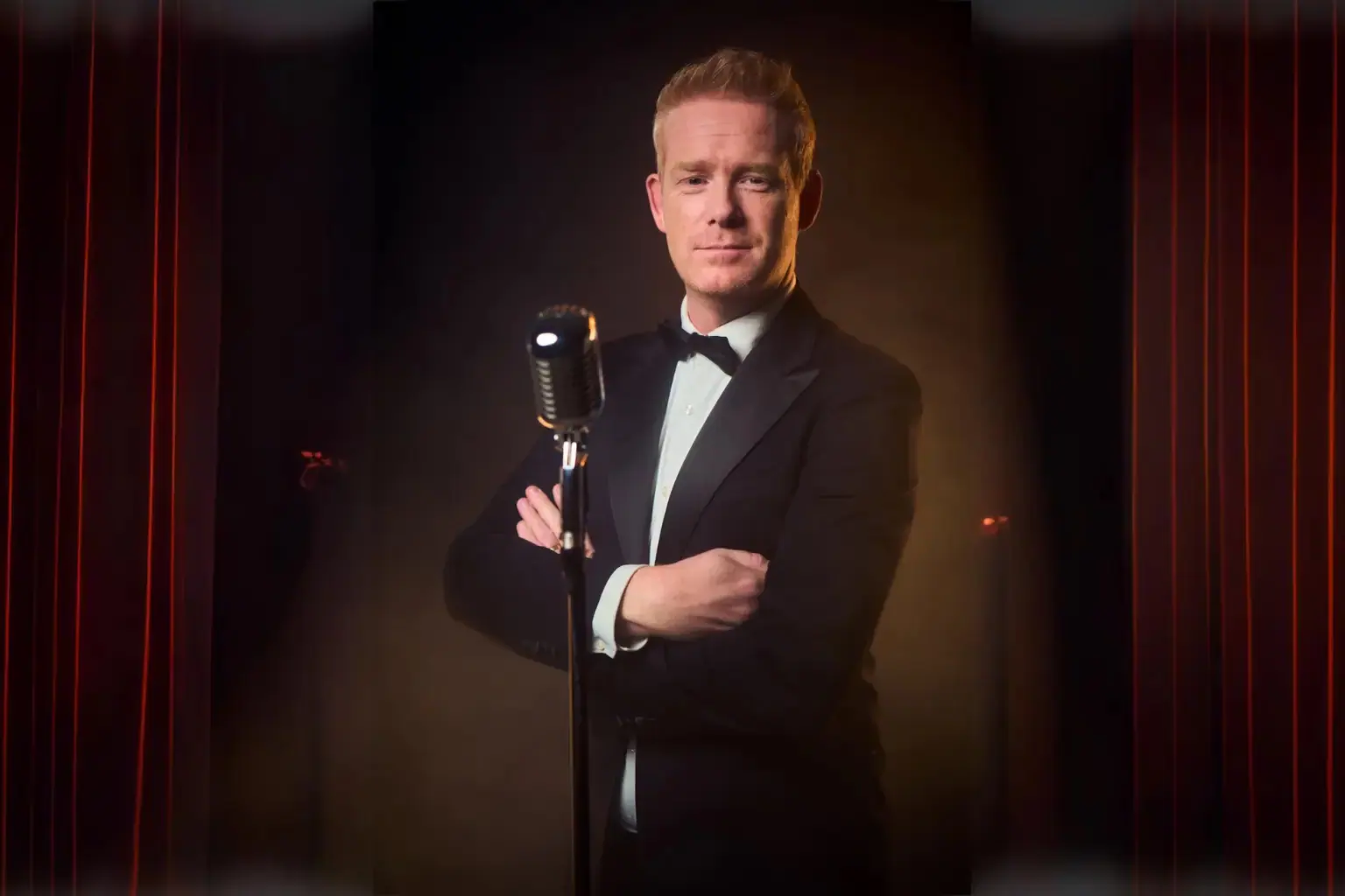 Bernd van de Sanden met zijn vintage microfoon