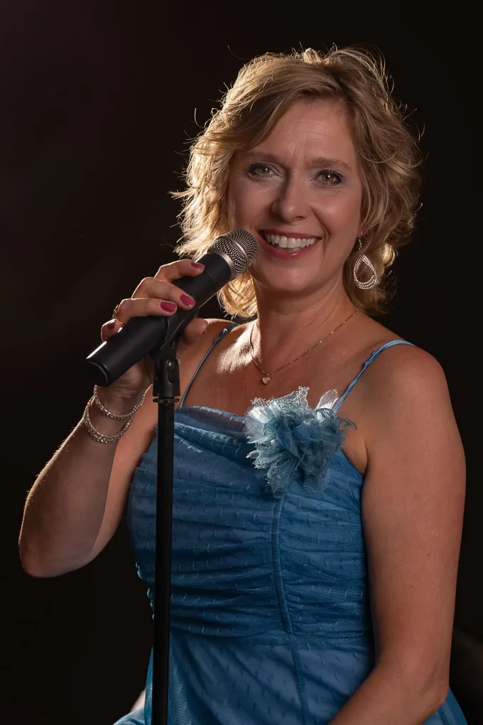 Portret van Josefine Wijnhoven met microfoon