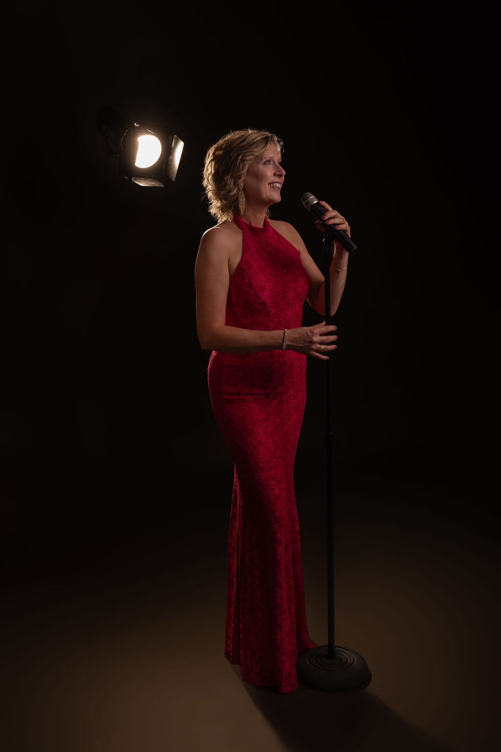 Josefine Wijnhoven live in rode jurk