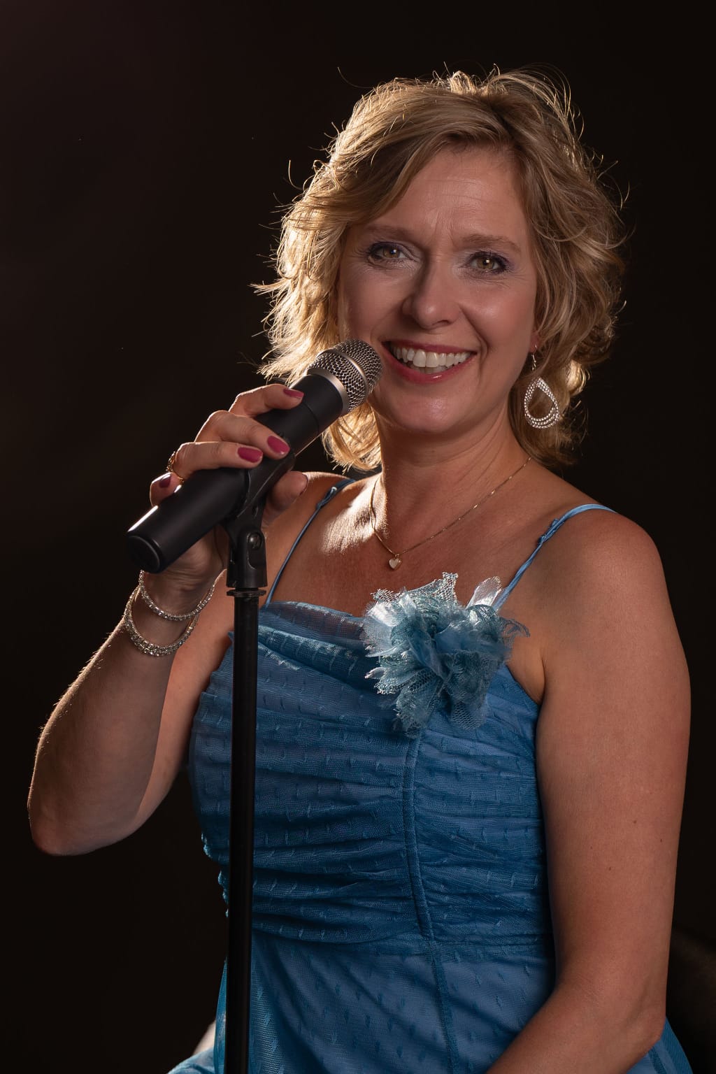 Portret van Josefine Wijnhoven met microfoon
