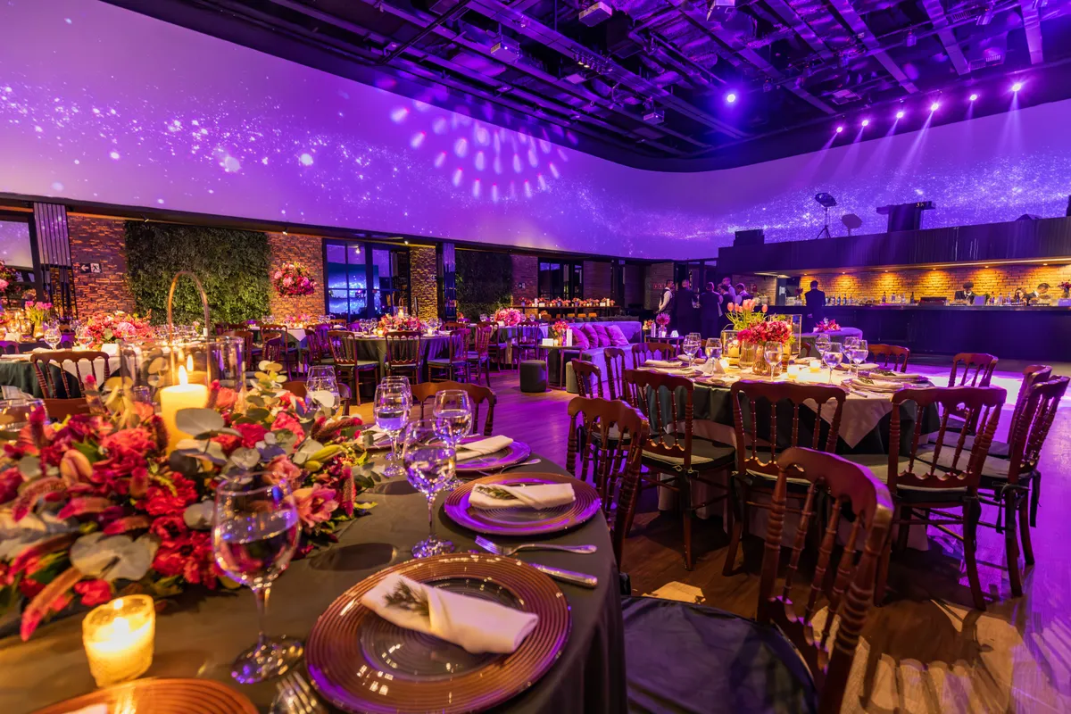 Sfeerreferentie van een dinerzaal, geen registratie van onze dinnershow